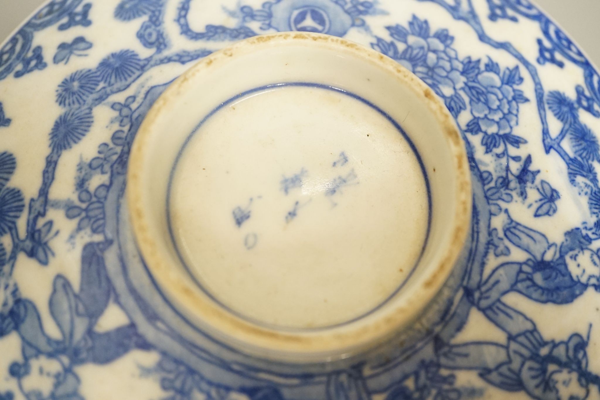 A pair of Japanese underglaze blue rice dishes and covers, Cover 13 cms diameter.